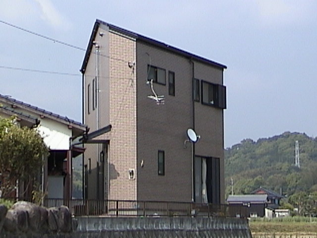 大牟田市で三角の土地にデッドスペースがなくなるよう工夫して建てた御両親の隣のお家